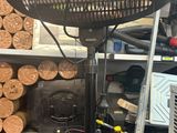 de nombreux rouleaux de bois empilés sur une étagère dans un magasin
