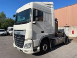 un camion blanc garé dans un parking