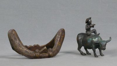 Chevillière en alliage de cuivre de forme navette à patine s…