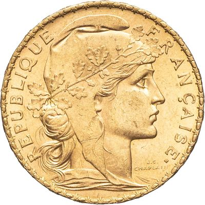 Gros plan sur une pièce d'or ornée d'une tête de femme