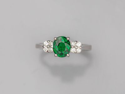 bague à trois pierres en émeraude et diamant