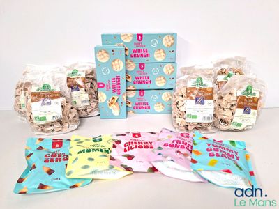de nombreux sacs de nourriture posés sur une table