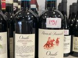 plusieurs bouteilles de vin rouge sont alignées sur une table