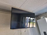un téléviseur à écran plat accroché au mur de la chambre