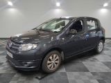 la voiture grise est garée dans le garage sur le sol en damier