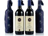 trois bouteilles de vin sont posées les unes à côté des autres sur une surface blanche