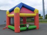 un homme debout devant une structure gonflable