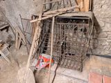 une pièce où se trouvent tout un tas d'outils