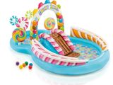 une piscine gonflable décorée de motifs « Candy Land » et de sucres d'orge