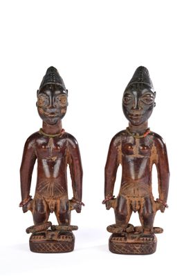 paire de personnages en bois sculpté représentant un homme et une femme