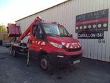 un camion rouge garé devant un bâtiment