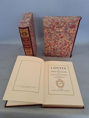 deux livres posés l'un à côté de l'autre sur une table