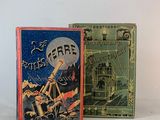 deux livres posés côte à côte sur une table