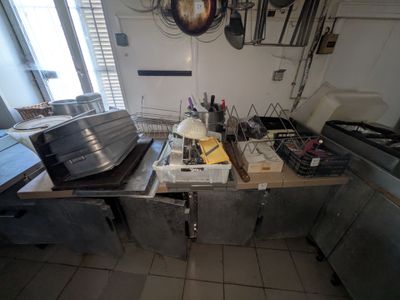 une cuisine équipée d'une cuisinière, d'un évier, d'une plaque de cuisson et d'autres appareils électroménagers