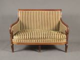 une vieille chaise en bois avec un revêtement rayé, revêtement rayé, revêtement rayé