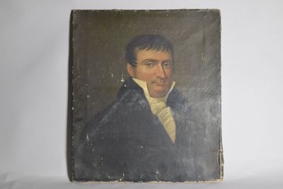 un vieux tableau représentant un homme vêtu d'un manteau noir et d'une chemise blanche