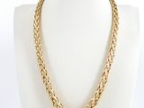 gros plan d'un collier en or sur un mannequin