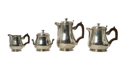 un ensemble de trois théières et cafetières en métal argenté