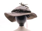un chapeau posé sur la tête d'un mannequin, sur fond blanc