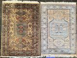deux tapis orientaux, l'un avec une bordure bleue et l'autre avec une bordure beige