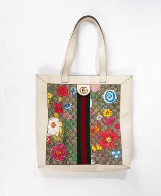 un gros plan d'un sac à main orné de fleurs