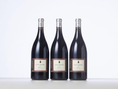 trois bouteilles de vin posées sur une table