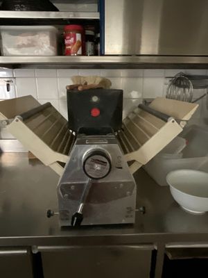 une machine posée sur le comptoir d'une cuisine
