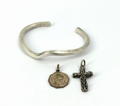 Ensemble de bijoux en argent comprenant deux pendentifs et u…