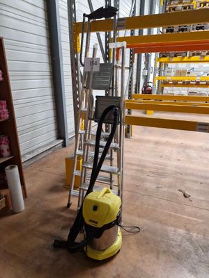 une machine posée sur le sol dans un entrepôt