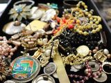 une vitrine contenant de nombreux types de bijoux différents
