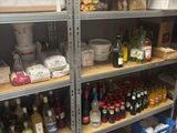 de nombreuses étagères sur lesquelles sont disposés divers types d'aliments et de boissons