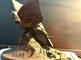 une statue représentant un oiseau perché sur une table