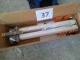 une boîte en carton contenant deux tubes fluorescents