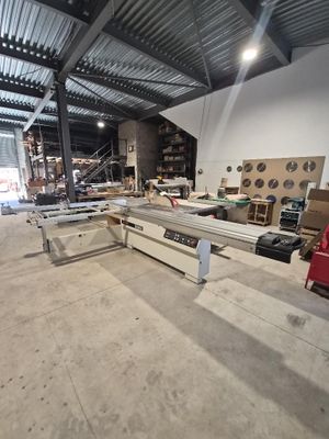 une grande pièce remplie d'outils