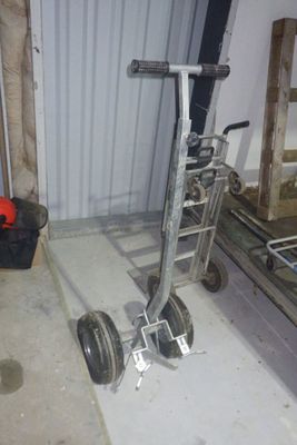 un diable argenté à deux roues dans un garage