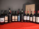 plusieurs bouteilles de vin posées sur une table recouverte d'une nappe rouge