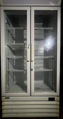 Réfrigérateur vitré FRIGOLUX à boissons à deux portes.