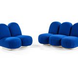 une paire de chaises longues avec des coussins rembourrés bleus sur fond blanc