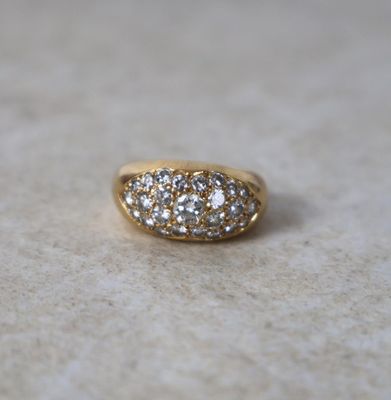 une photo d'une bague en diamant posée sur une table