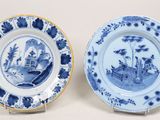 une paire d'assiettes bleues et blanches ornées d'un paysage