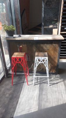 deux tabourets rouges placés devant un bar