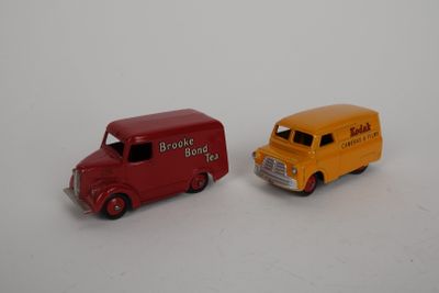 deux camions jouets assis l'un à côté de l'autre