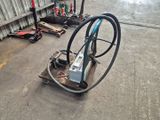 une machine posée sur le sol dans le garage