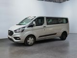 La camionnette blanche est garée à l'intérieur d'une grande pièce blanche.