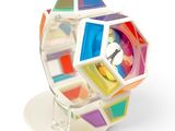 une horloge en forme de cube posée sur un socle