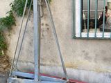 un homme assis sur un skateboard devant un immeuble