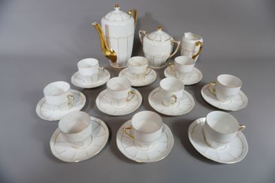 Partie de service à café en porcelaine blanc et or.