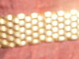 un gros plan sur une ceinture dorée sur la robe d'une femme