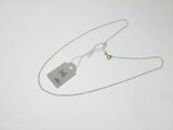 Gros plan sur un collier portant une étiquette