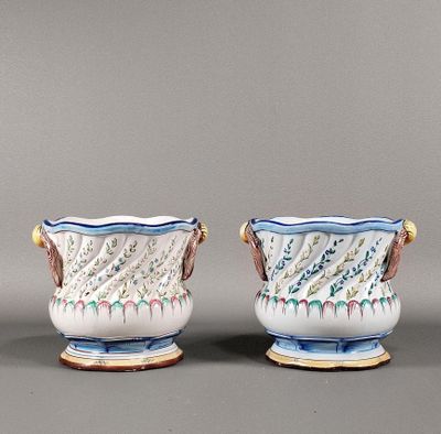 deux vases munis d'anses sont posés côte à côte
